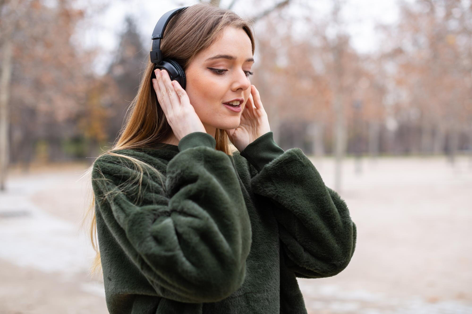 Persoonlijke benadering vrouw luistert naar meditatie